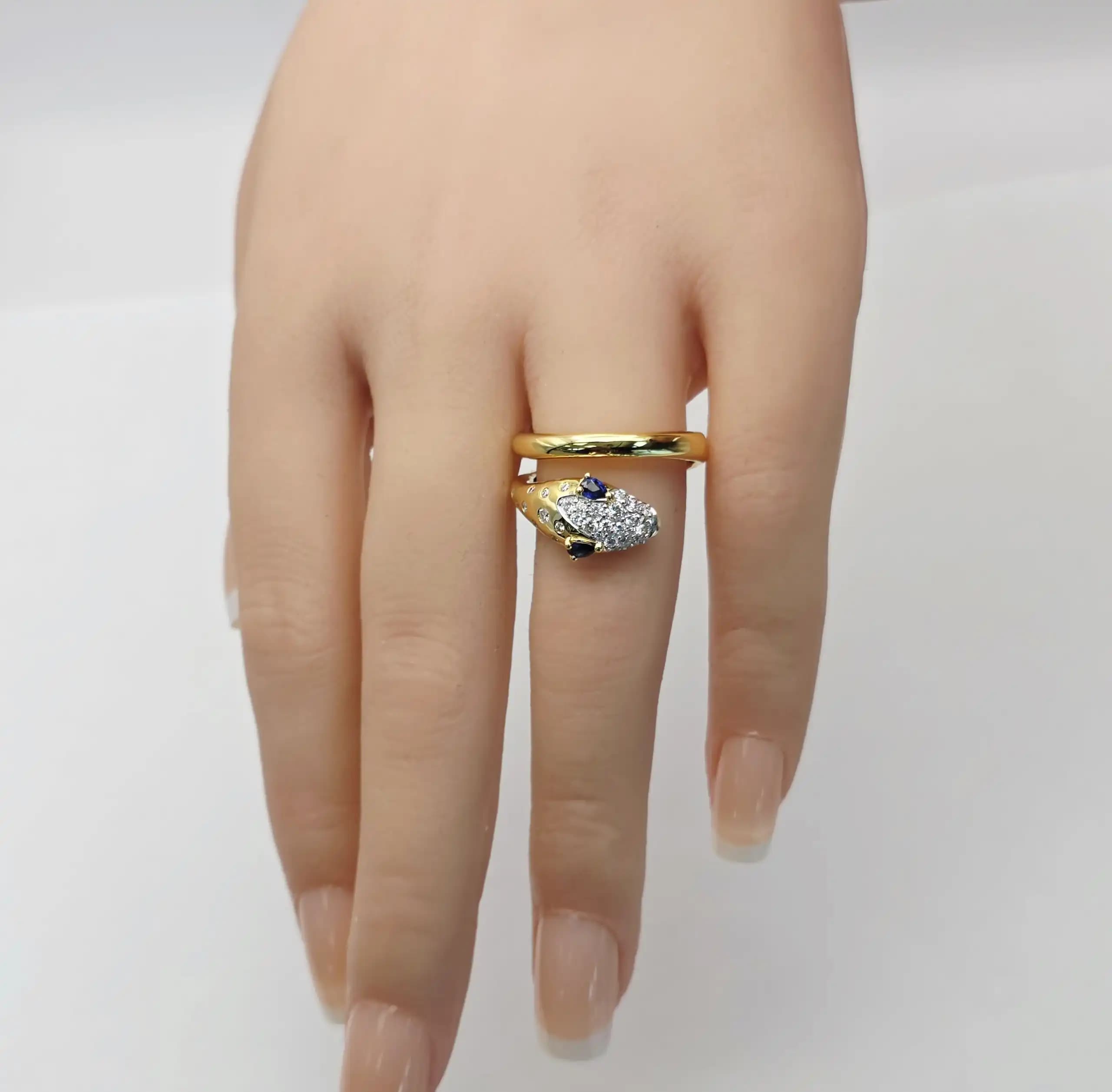 0.21 cts natural blue sapphire and diamond pavé bypass ring in 18K yellow gold