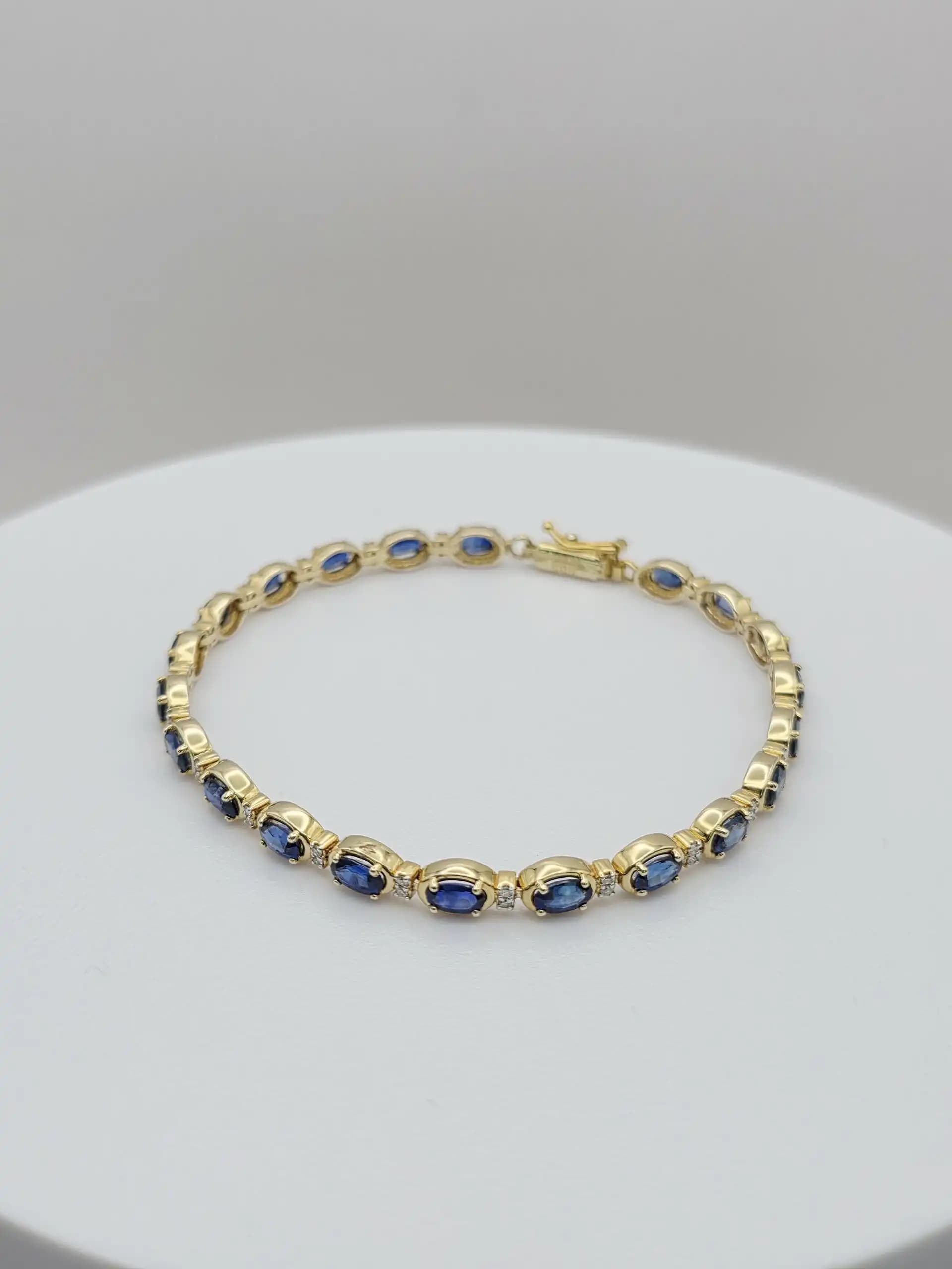 5.78 cts oval natural blue sapphire and diamond bracelet in 14K yellow gold