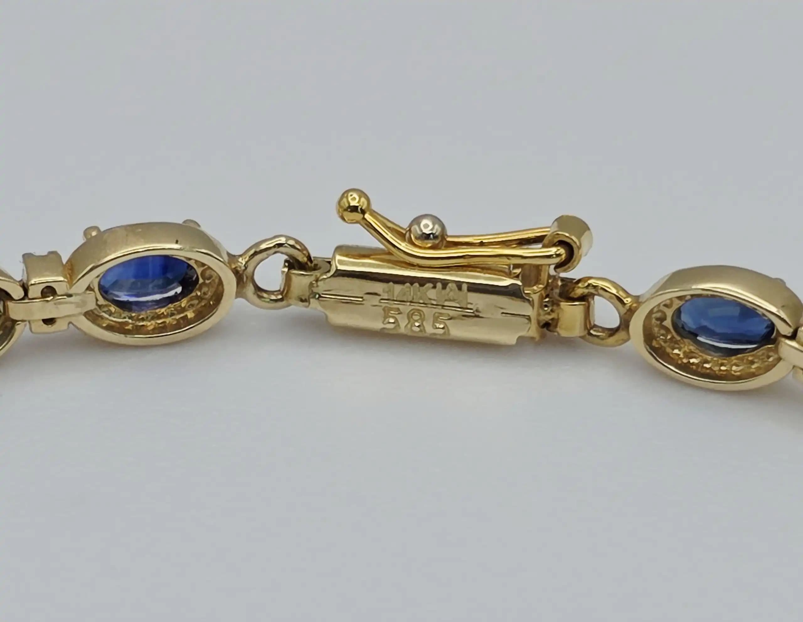 5.78 cts oval natural blue sapphire and diamond bracelet in 14K yellow gold