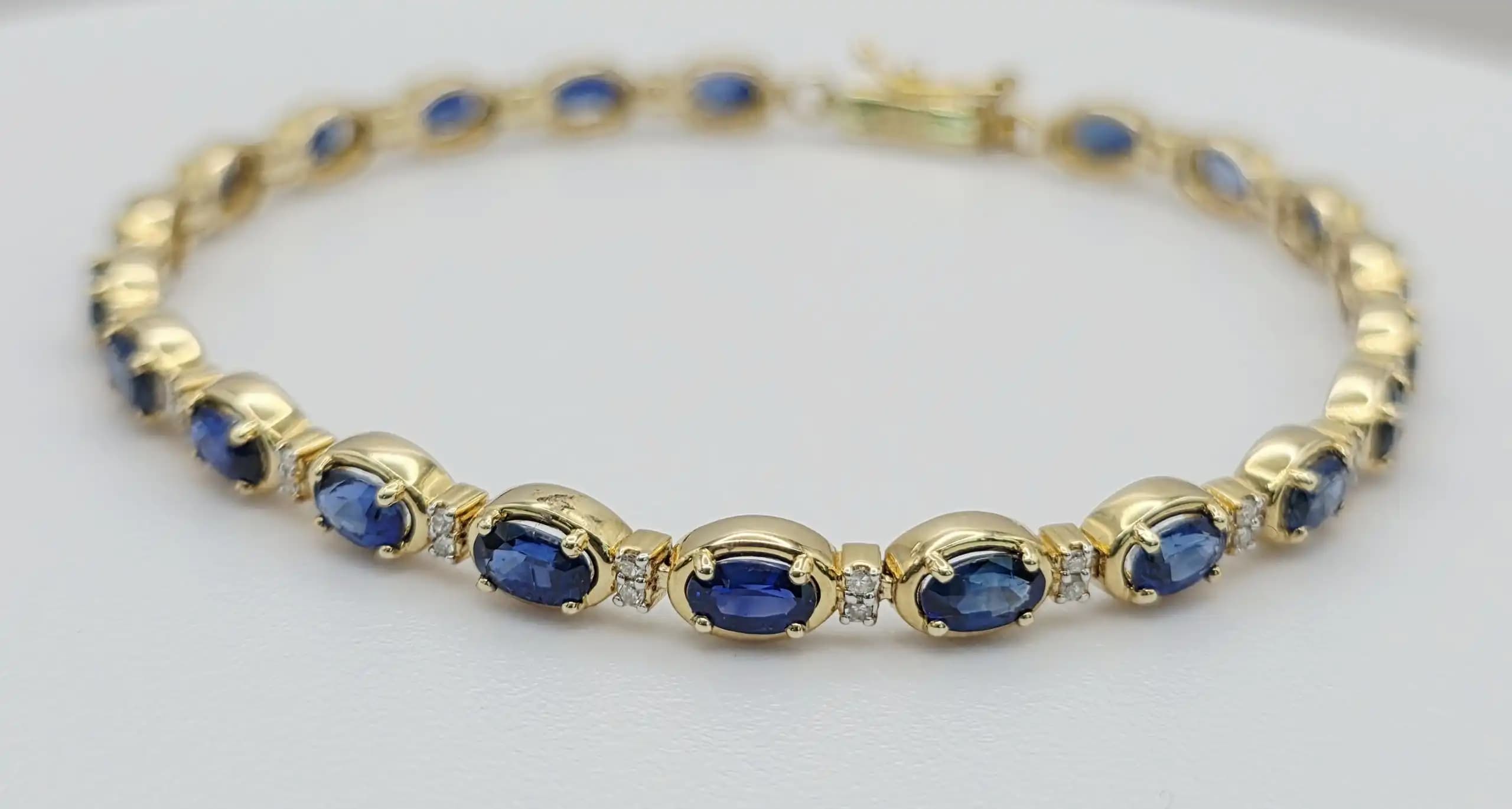 5.78 cts oval natural blue sapphire and diamond bracelet in 14K yellow gold