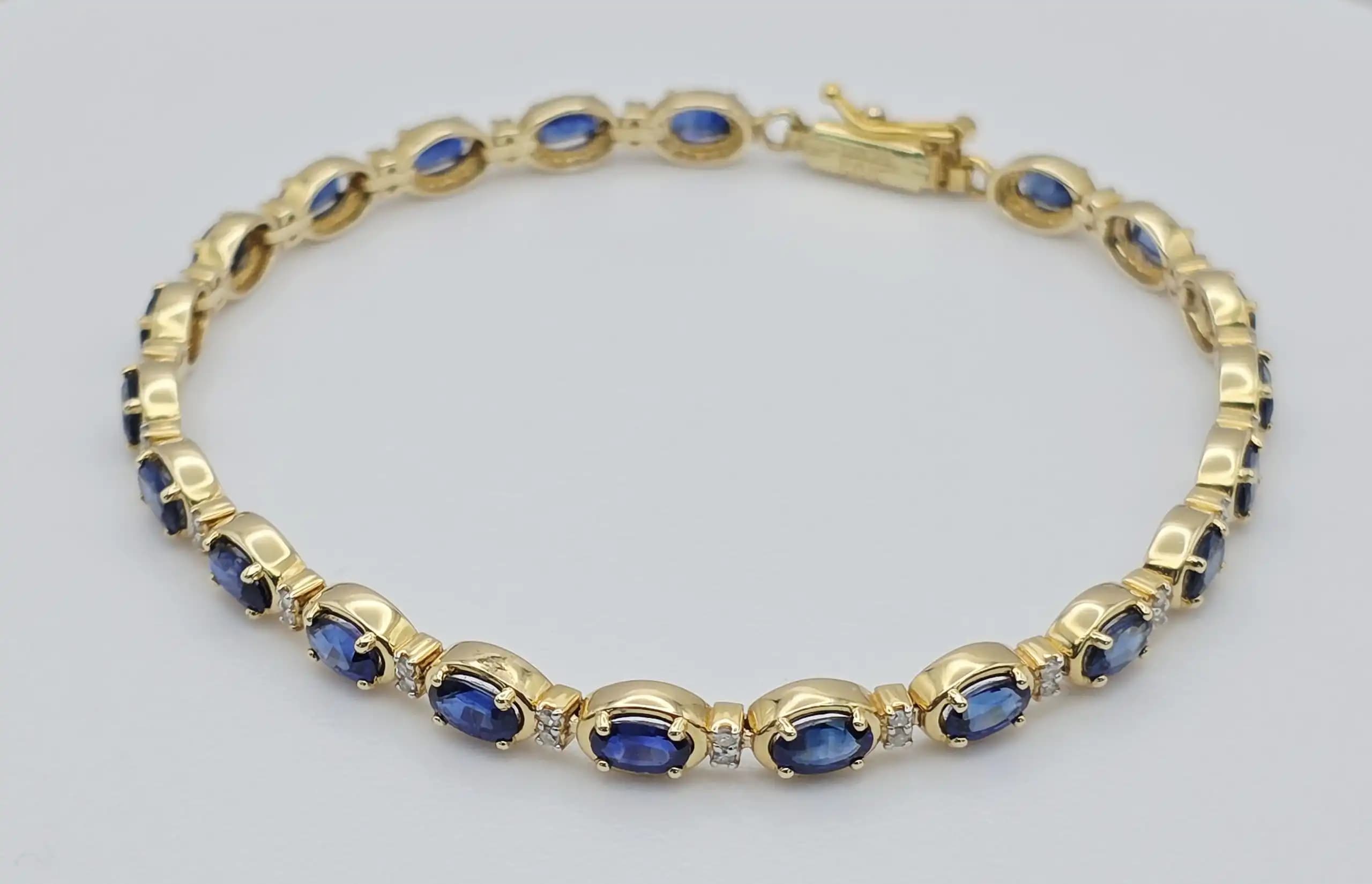5.78 cts oval natural blue sapphire and diamond bracelet in 14K yellow gold