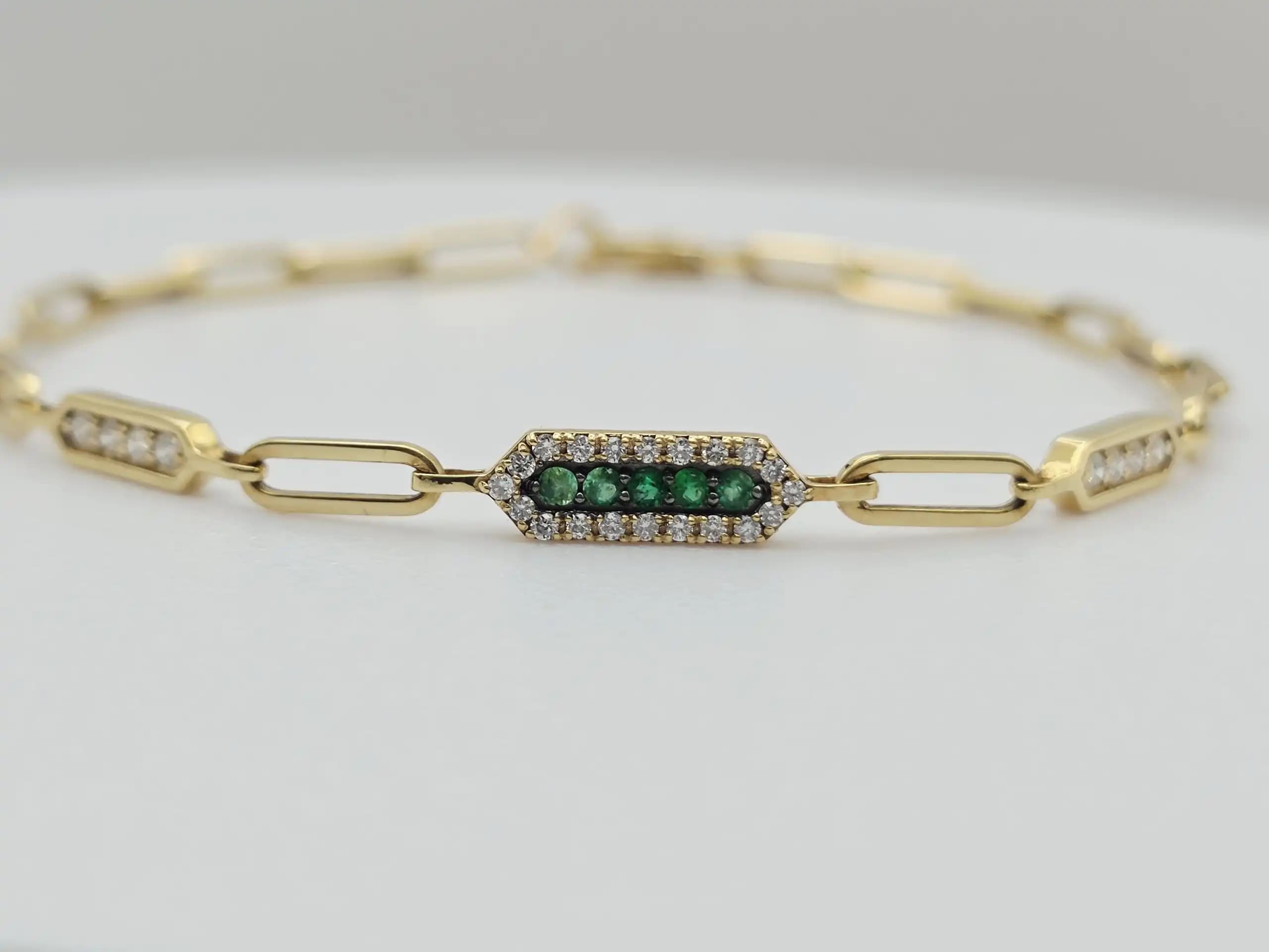0.06 cts round natural emerald and diamond link bracelet in 18K yellow gold