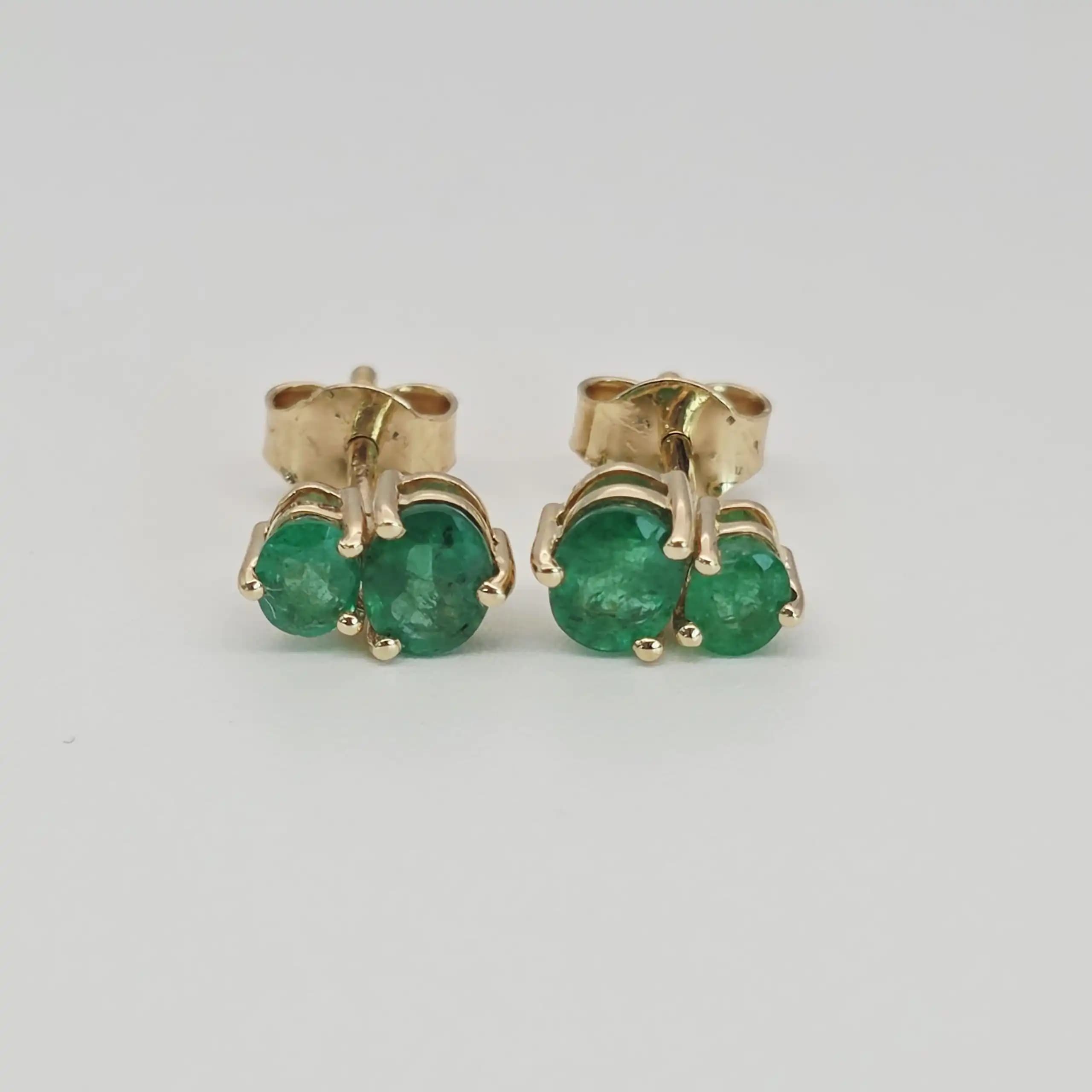 1.21 cts oval natural emerald stud earrings in 18K yellow gold