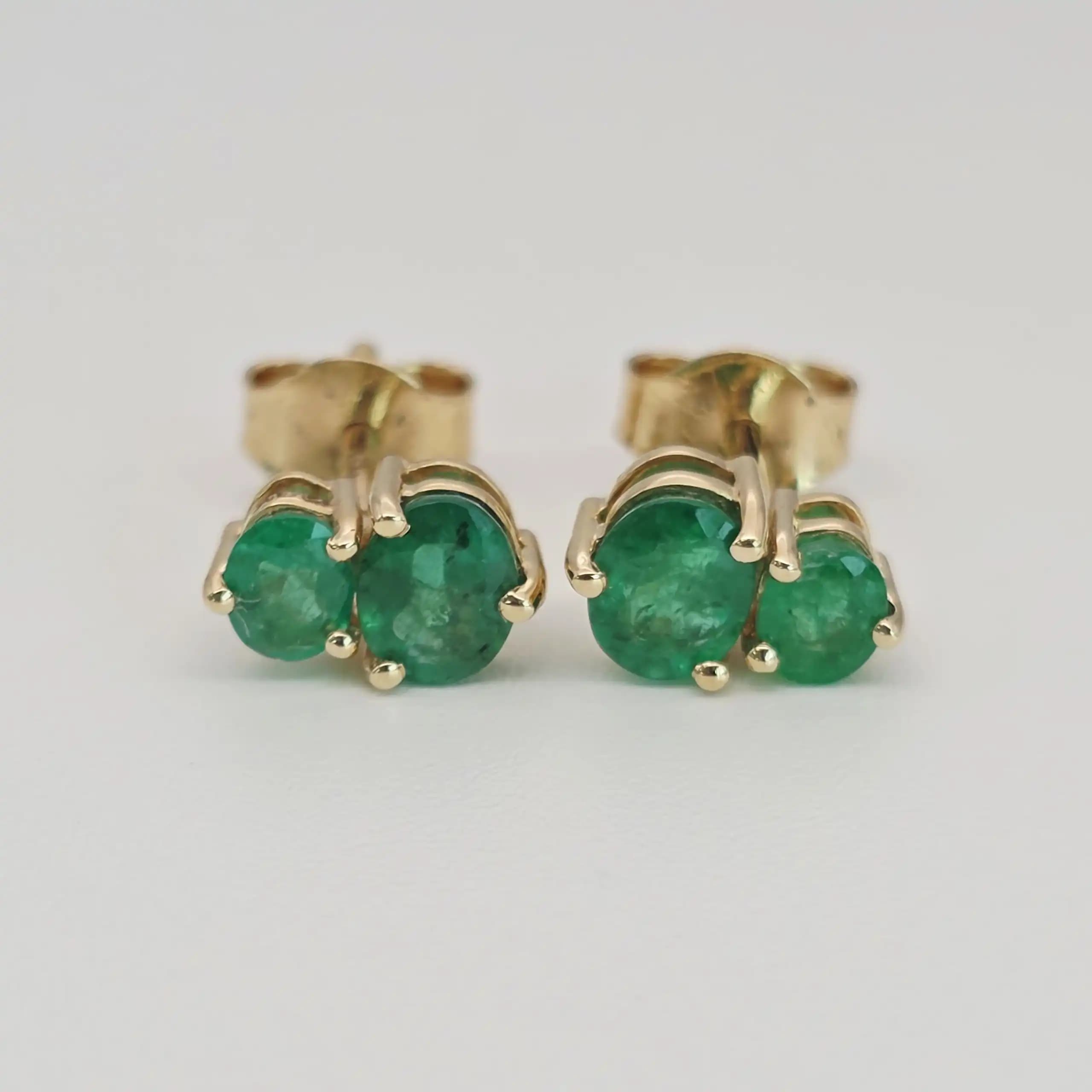 1.21 cts oval natural emerald stud earrings in 18K yellow gold