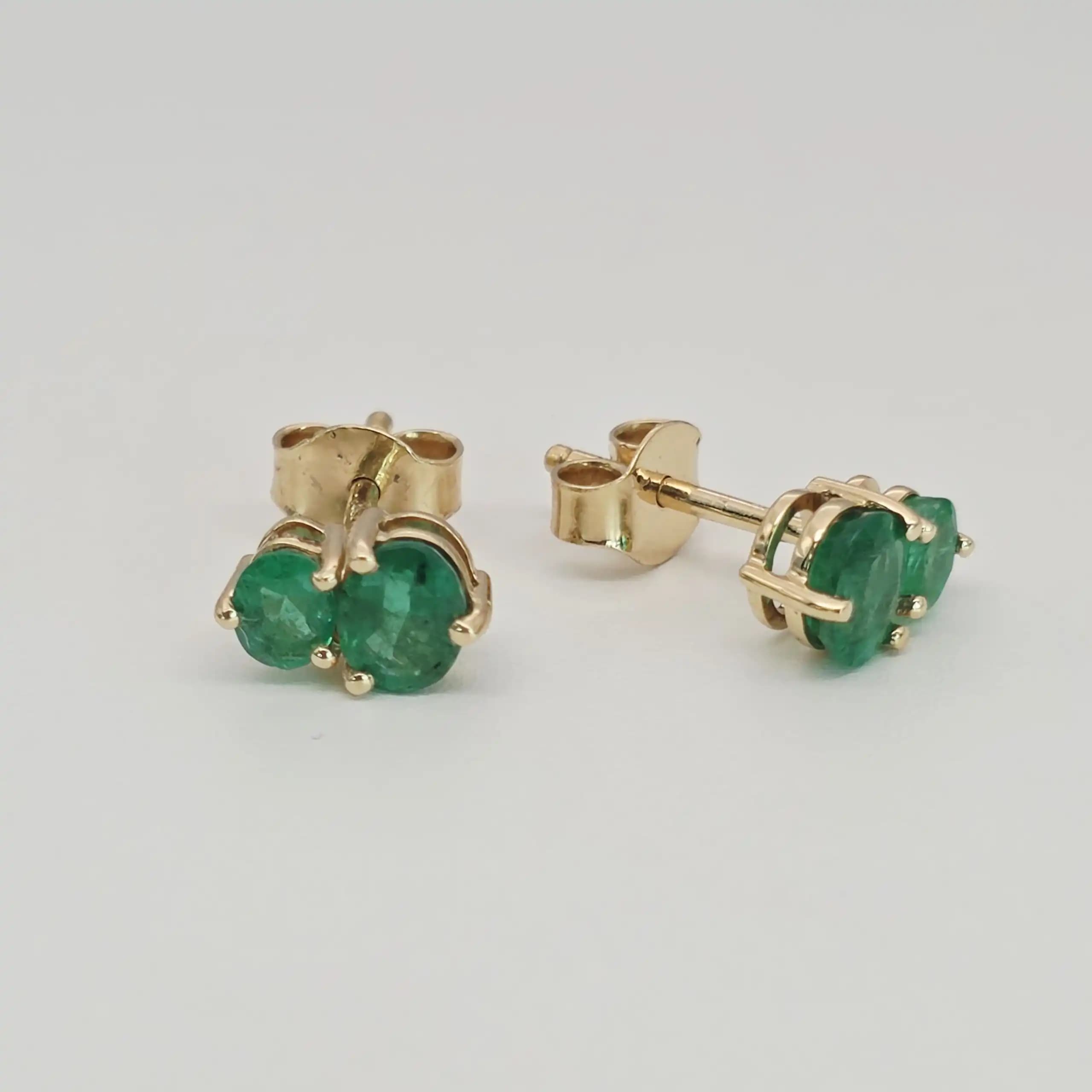 1.21 cts oval natural emerald stud earrings in 18K yellow gold