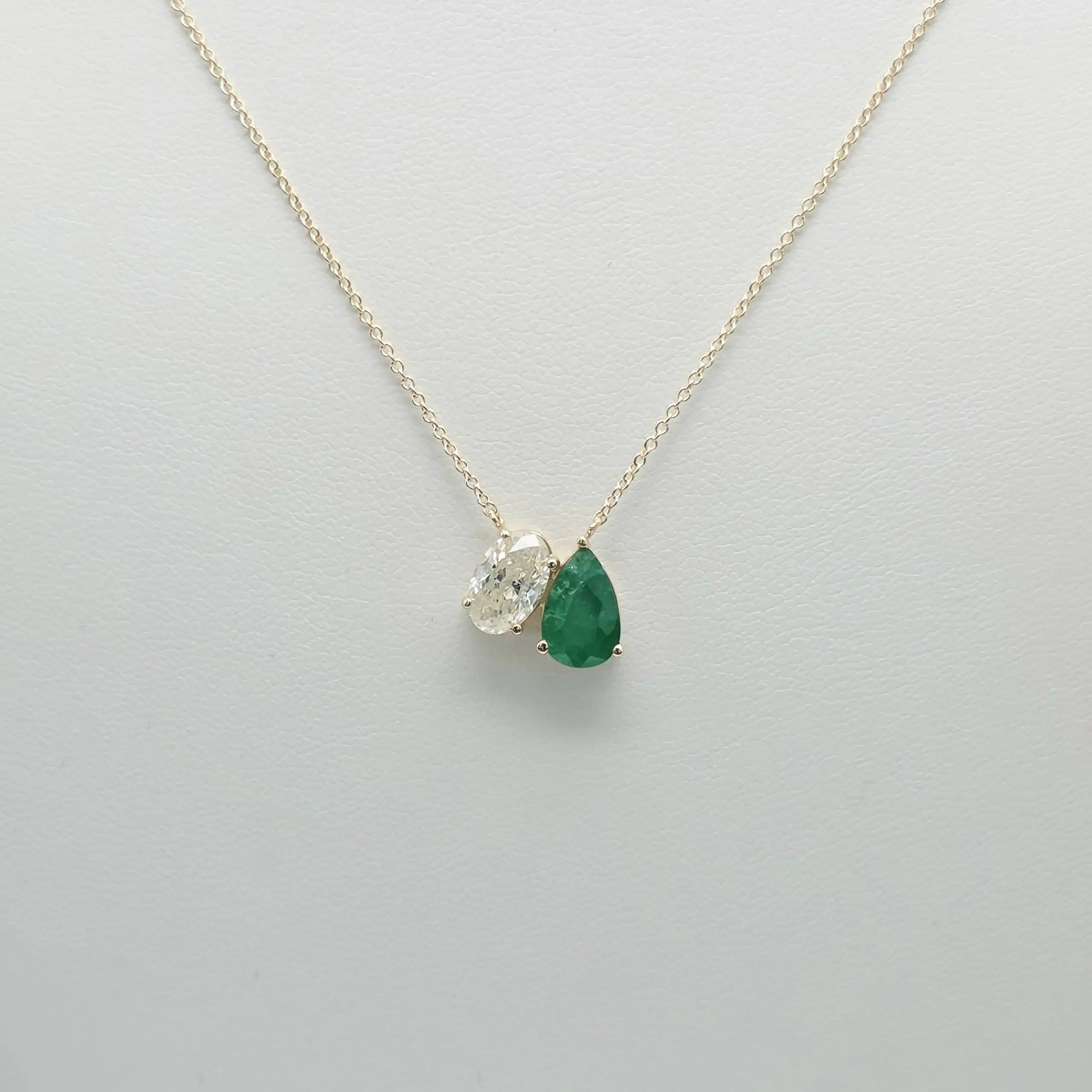 1 cts pear shape natural emerlad and 1 cts oval shape natural diamond necklace