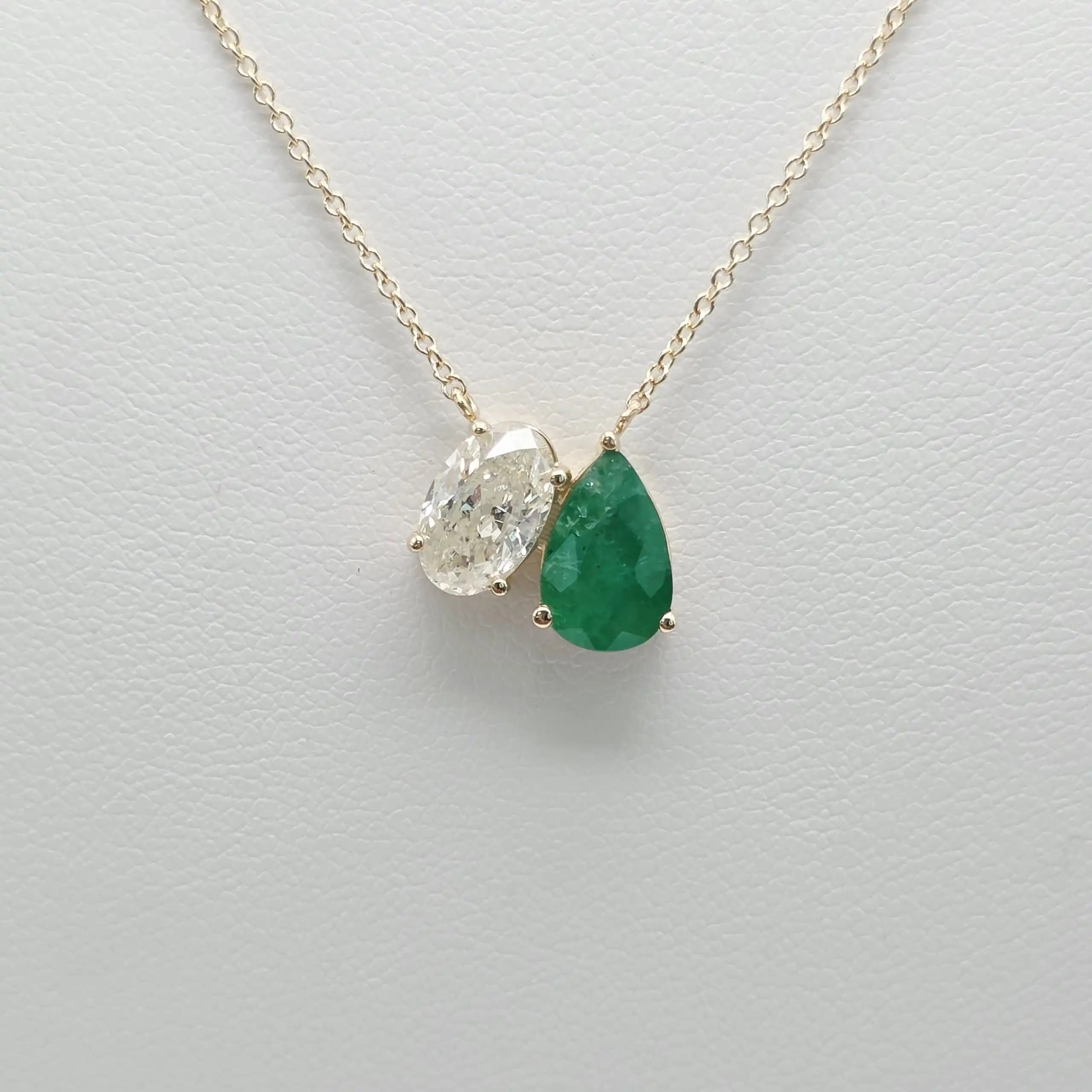 1 cts pear shape natural emerlad and 1 cts oval shape natural diamond necklace