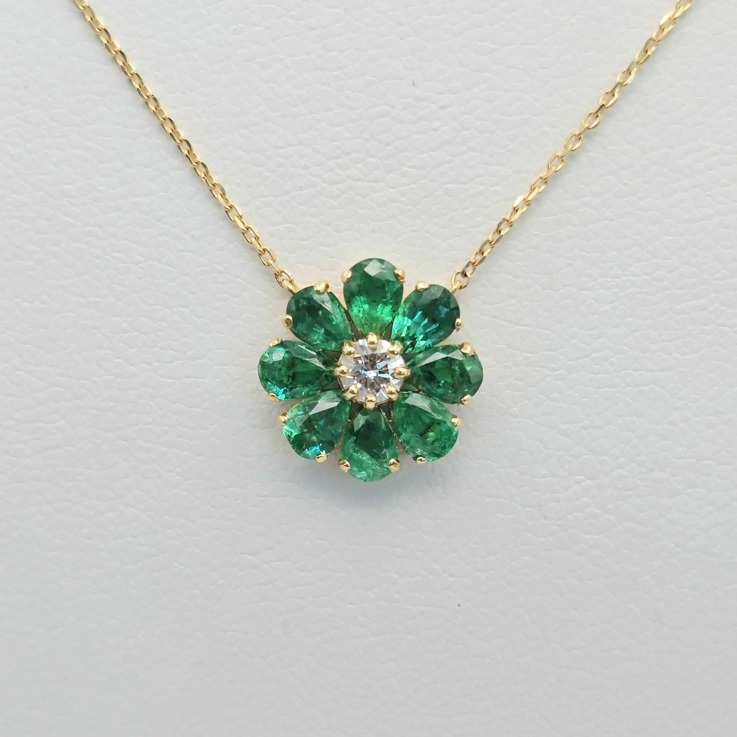 Emerlad and Diamond Flower Pendent Necklace
