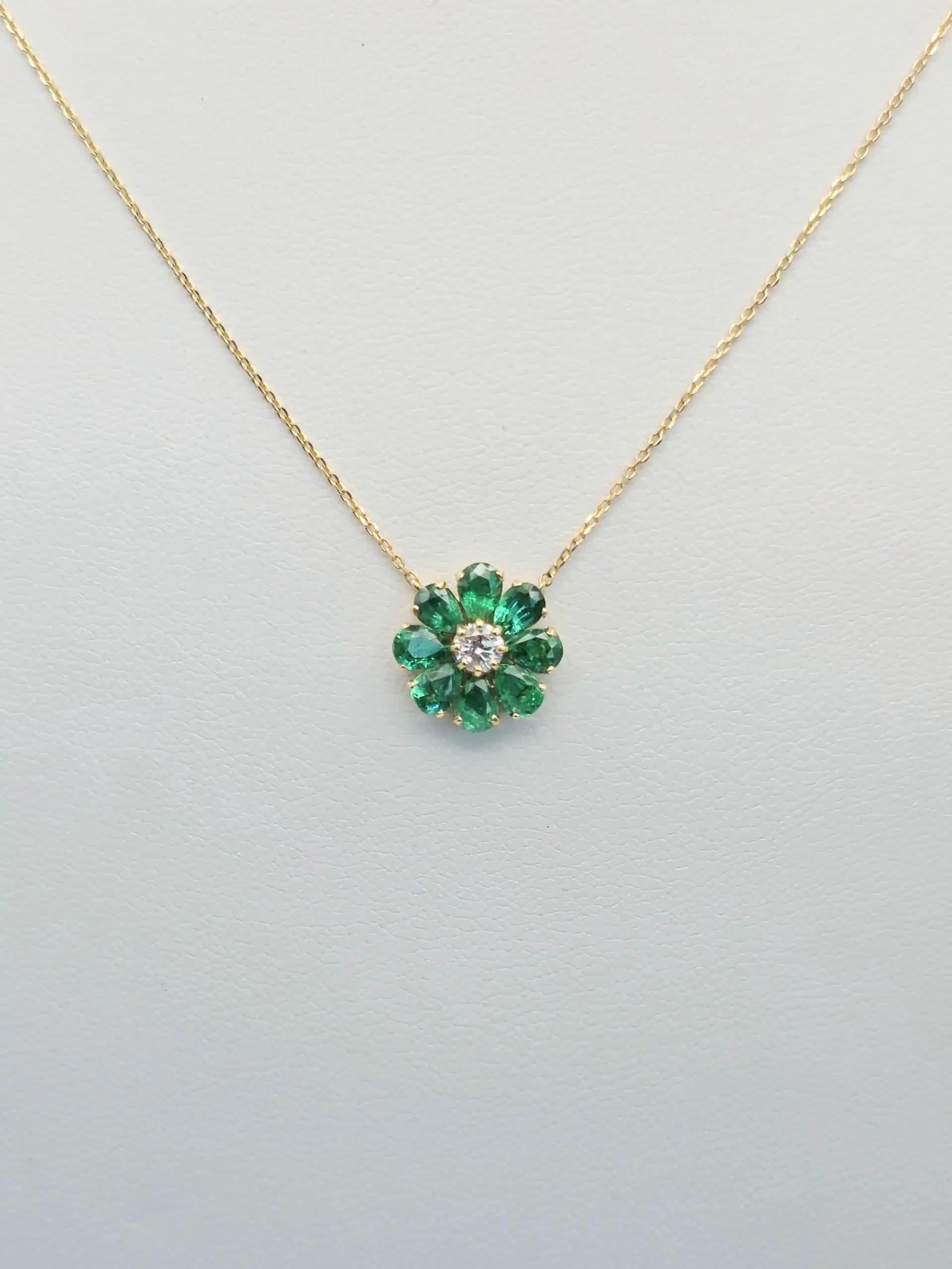 Emerlad and Diamond Flower Pendent Necklace