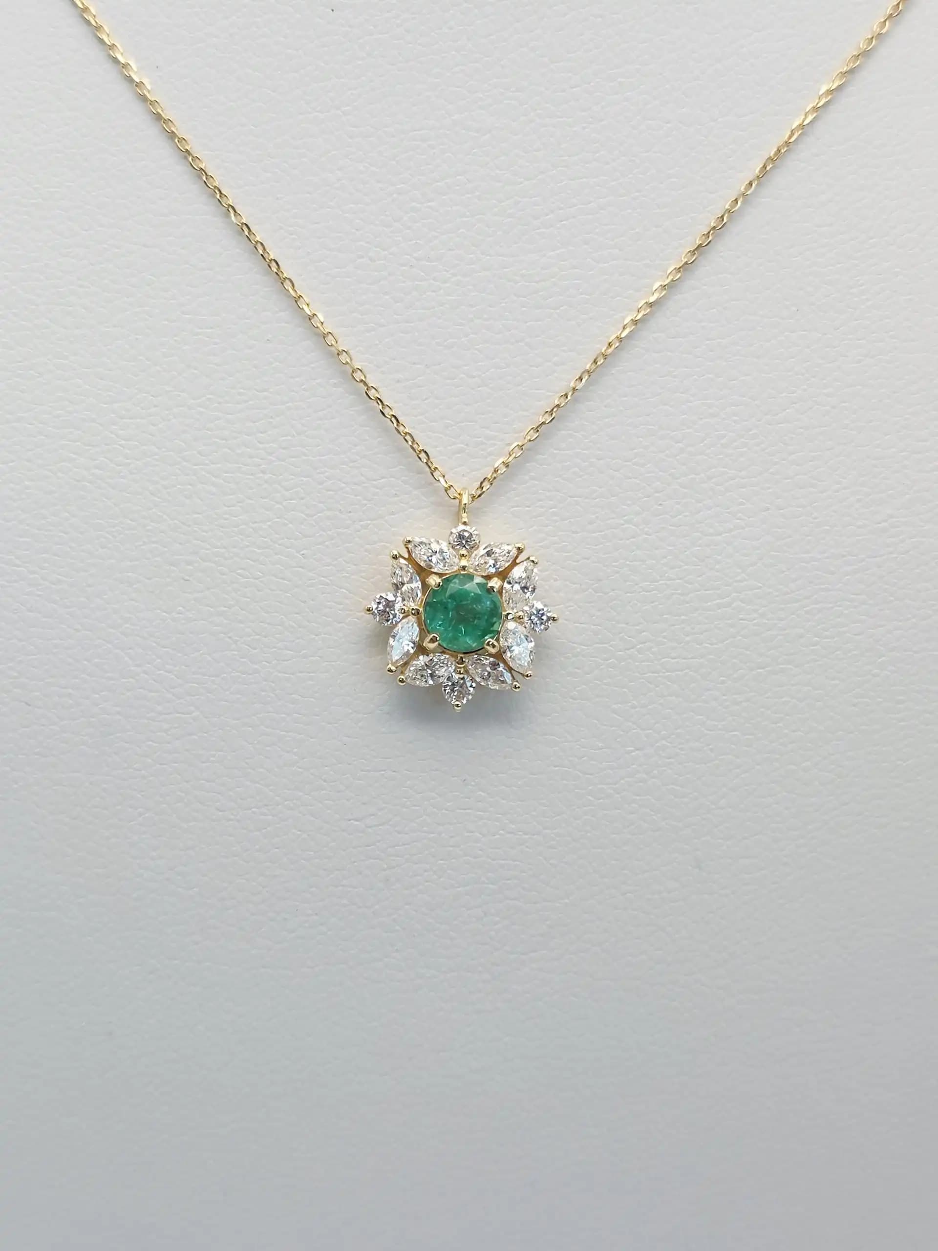 0.50 cts round natural emerald and diamond cluster pendant in 18K yellow gold