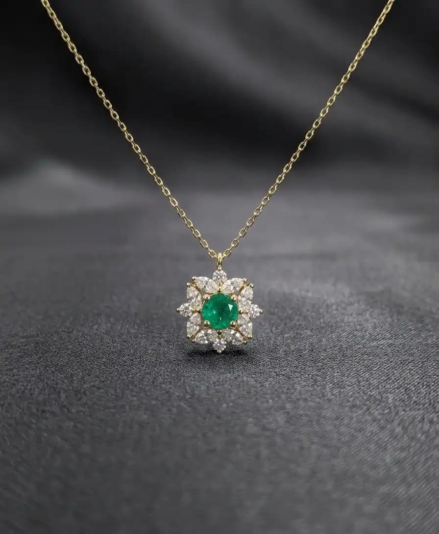 0.50 cts round natural emerald and diamond cluster pendant in 18K yellow gold