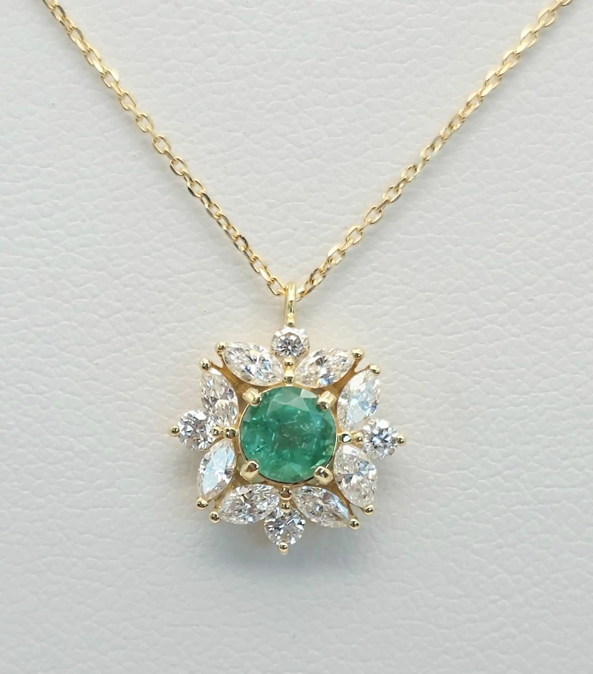 0.50 cts round natural emerald and diamond cluster pendant in 18K yellow gold