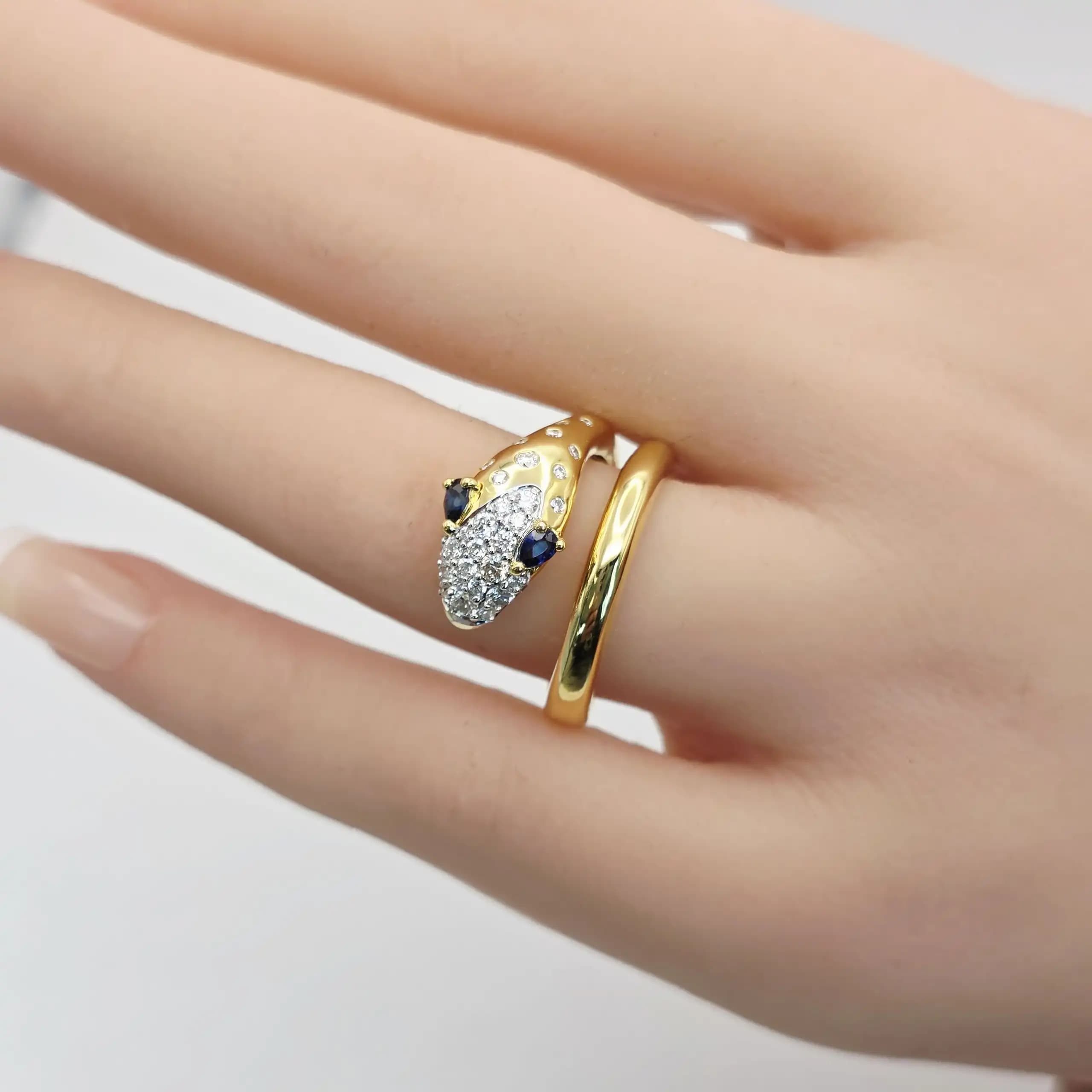 0.21 cts natural blue sapphire and diamond pavé bypass ring in 18K yellow gold