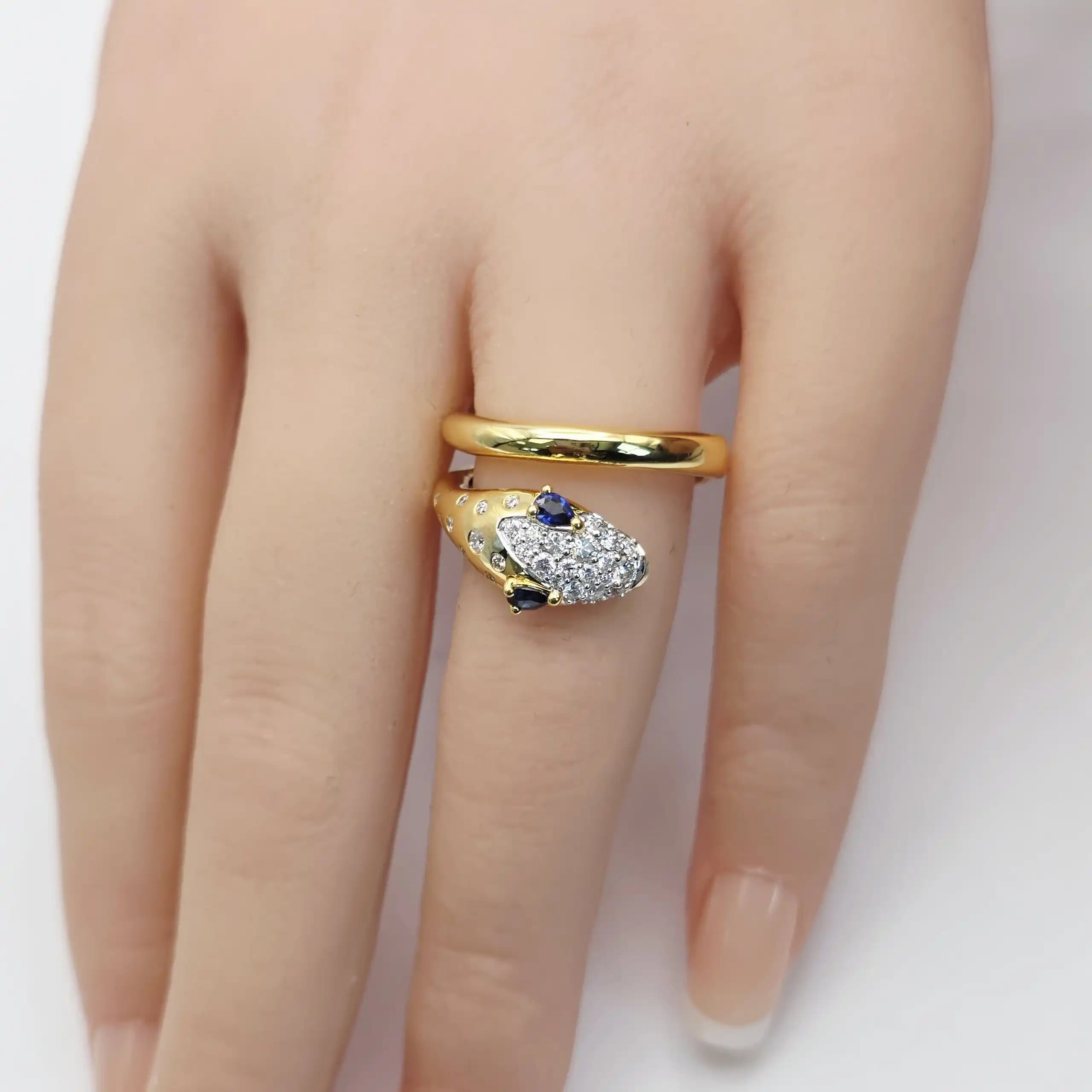 0.21 cts natural blue sapphire and diamond pavé bypass ring in 18K yellow gold