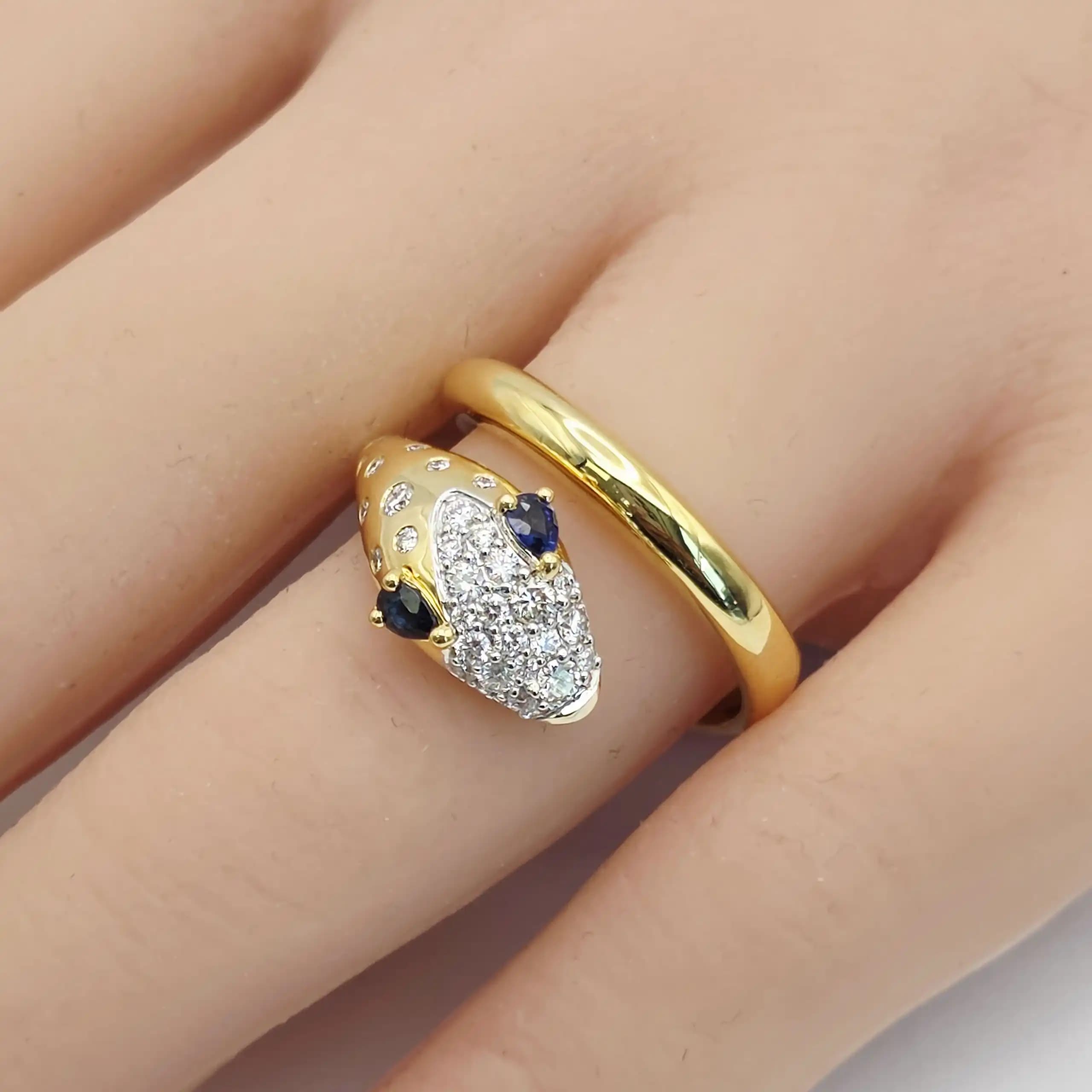 0.21 cts natural blue sapphire and diamond pavé bypass ring in 18K yellow gold