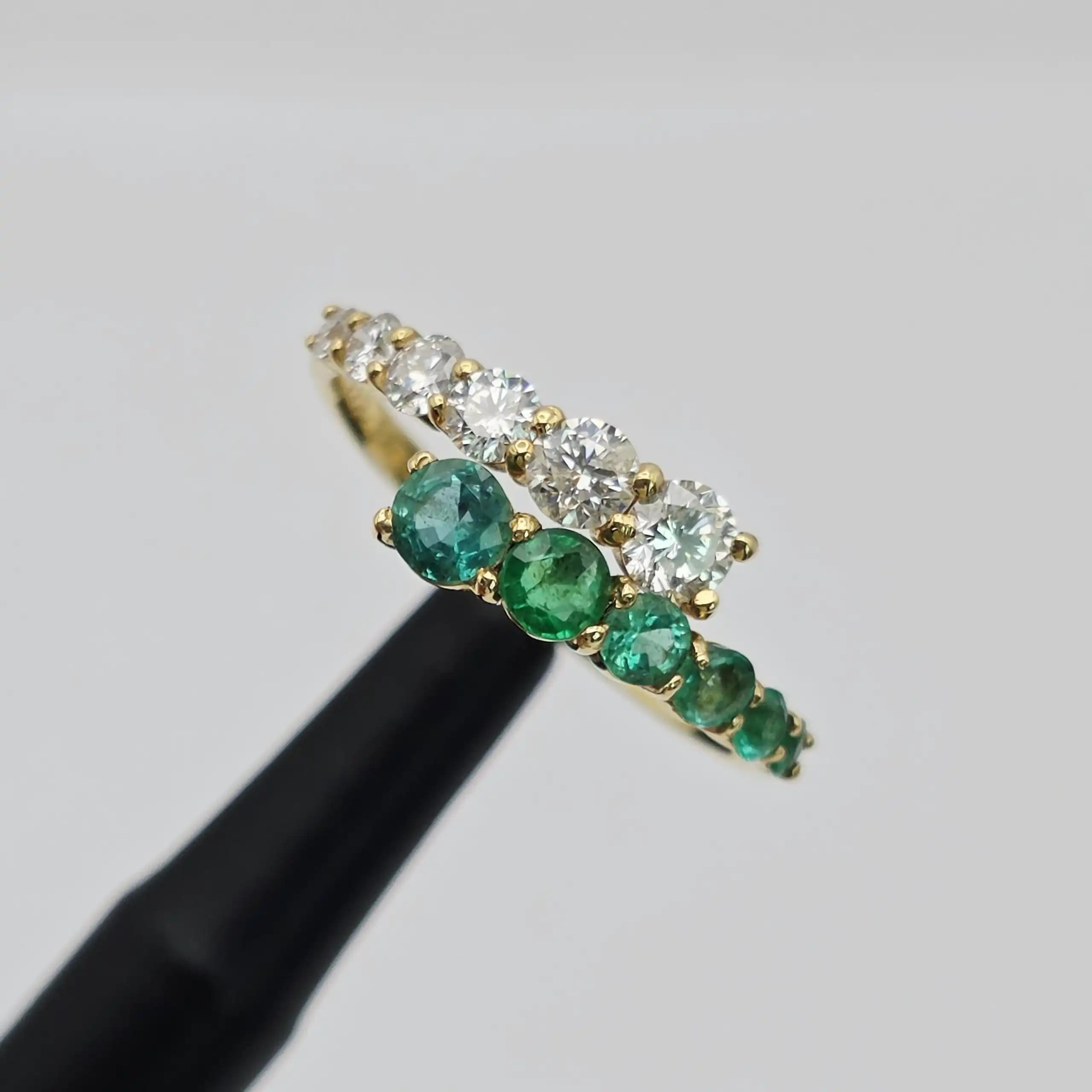0.49 cts oval natural emerald and diamond band ring in 18K yellow gold