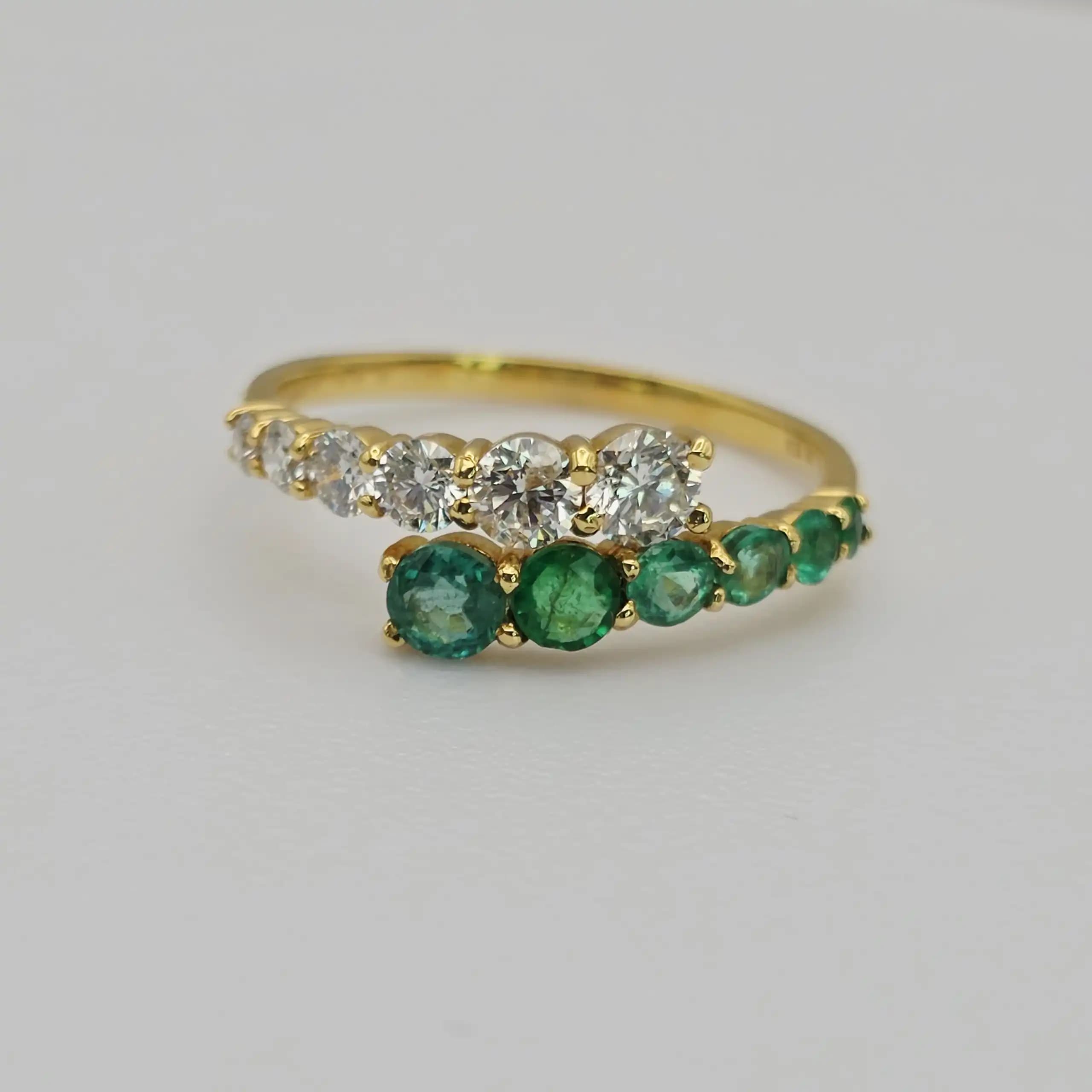 0.49 cts oval natural emerald and diamond band ring in 18K yellow gold