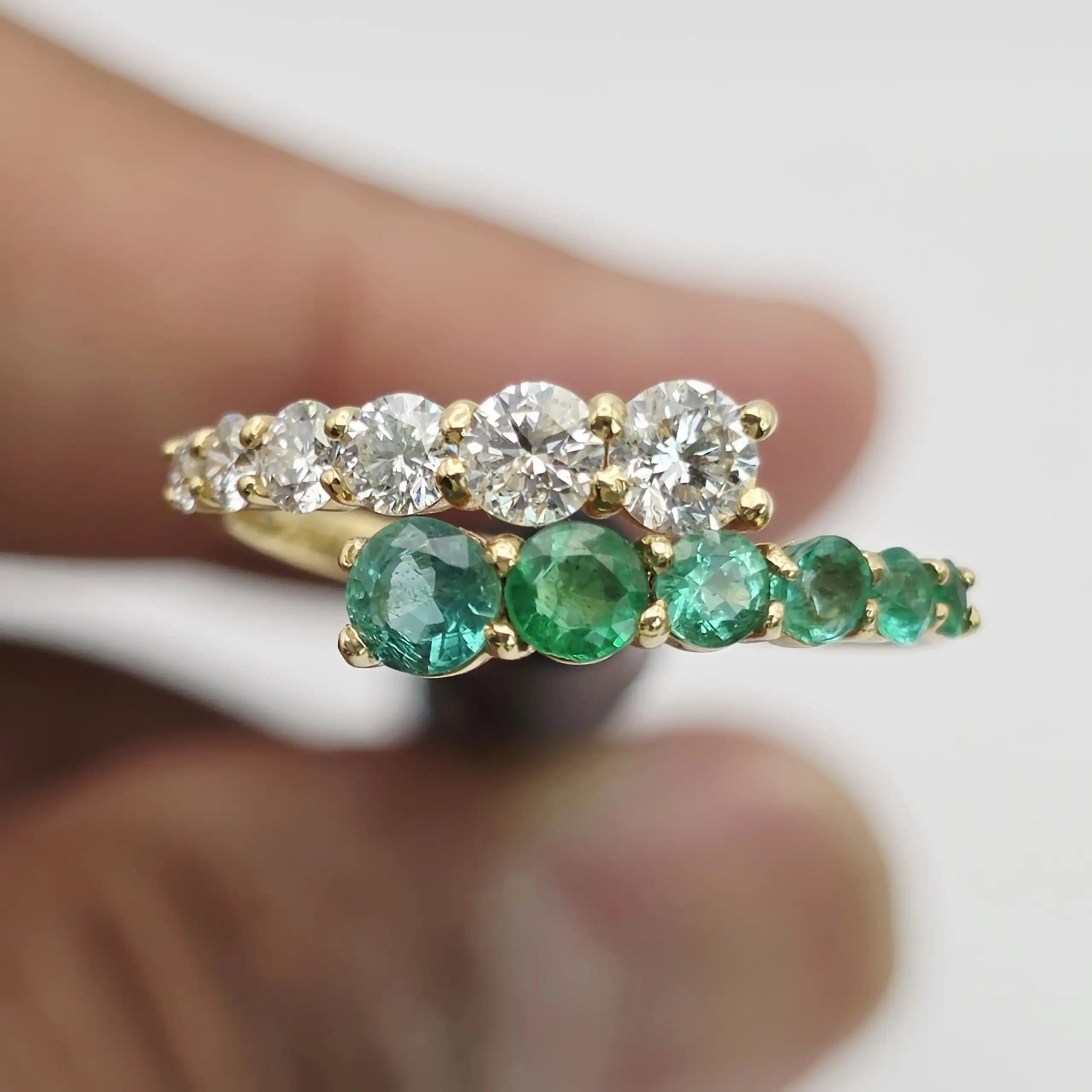 0.49 cts oval natural emerald and diamond band ring in 18K yellow gold